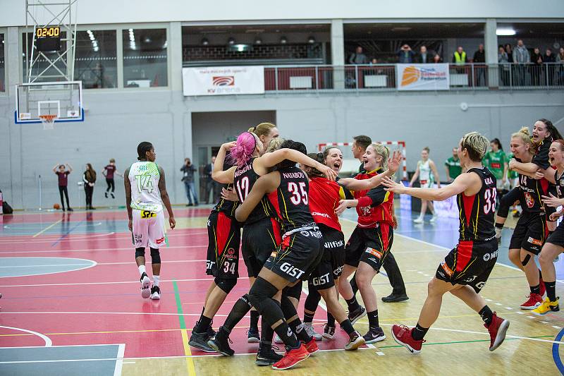 Finálový zápas finálového turnaje českého poháru basketbalistek v Karlových Varech, KP Brno  (v zelenobílém) - Sokol Nilfisk Hradec Králové