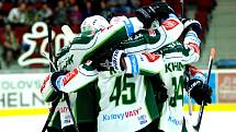 Hokejisté karlovarské Energie (v bílém) přivítali v prvním utkání baráže Duklu Jihlava
