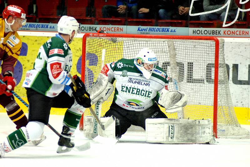 Hokejisté karlovarské Energie (v bílém) přivítali v prvním utkání baráže Duklu Jihlava
