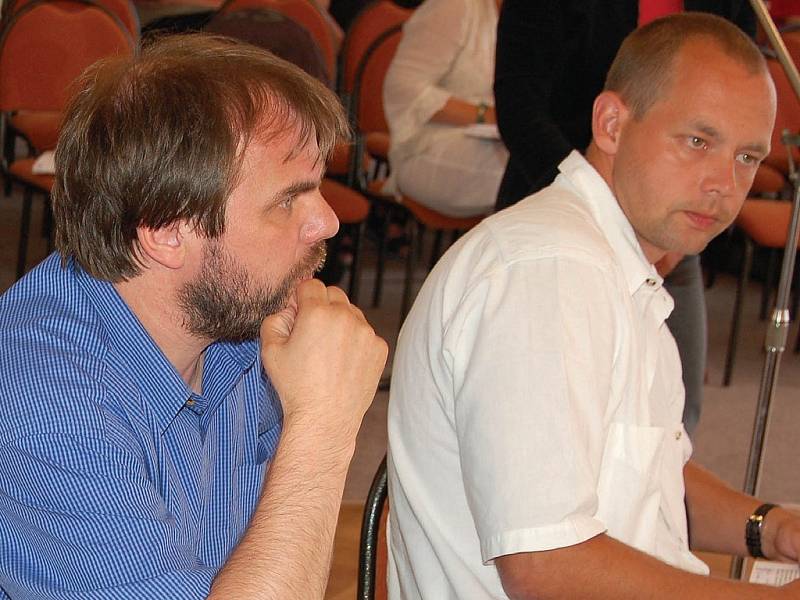 Zastupitel Petr Kulhánek (vpravo) se včera informoval, kde nastala chyba, že město přišlo o deménu EU. 