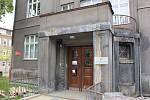 Historická část keramické školy v Karlových Varech není v nejlepší kondici. Zvláště část, kde jsou byty, je v havarijním stavu. Lidé je proto museli opustit a patrně se zpět už nevrátí.