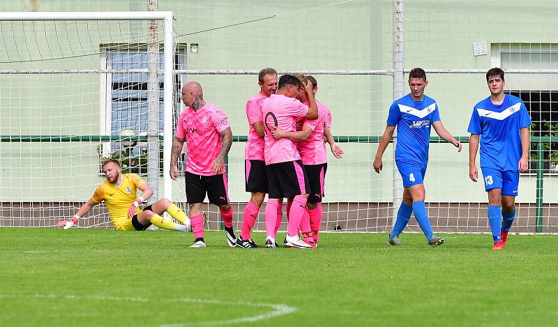 Cenný bod si připsala ve 4. kole krajské I. A třídě na konto rezerva FK Ostrov, která dosáhla v souboji s TJ Karlovy Vary-Dvory po výsledku 1:1 na bodový zisk.