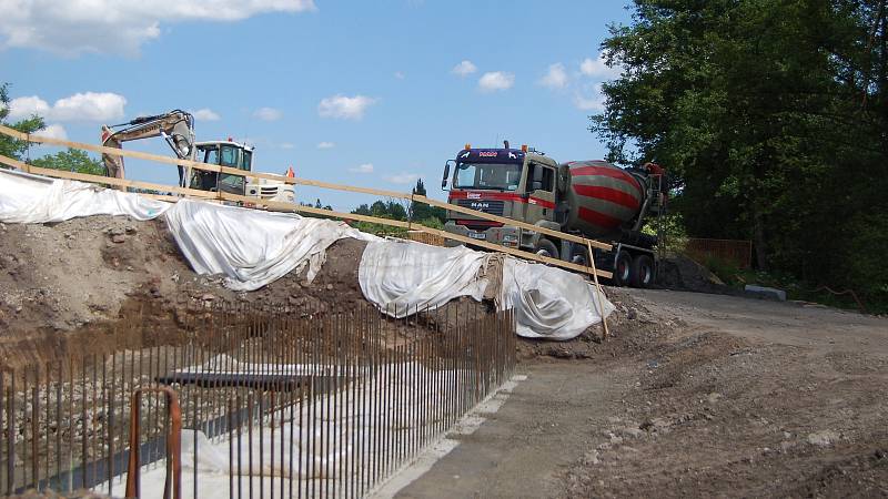 V Doubí v Karlových Varech pokračují stavbaři s realizací nového mostu. Ten má nahradit původní, který byl odstraněn letos na jaře kvůli havarijnímu stavu. Do konce července by měly být postaveny pilíře, pak přijde na řadu osazování ocelových nosníků.