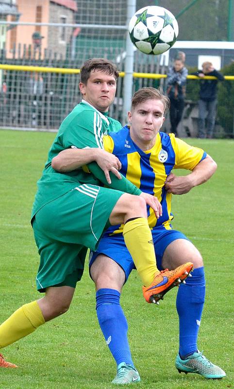 První jarní krajské derby bylo o víkendu na programu na dvorském stadionu, kde tvrdili roli favorita hráči v trikotech karlovarského 1.FC, kterým se postavila do cesty fotbalová družina Mariánských Lázní (ve žlutém). Právě Mariánské Lázně na půdě favorita