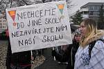 Studenti středních škol protestovali před krajským úřadem