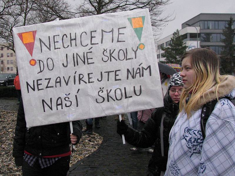 Studenti středních škol protestovali před krajským úřadem