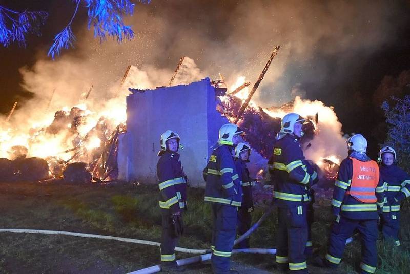 K požáru seníku v Loužku na Chebsku vyjížděli v neděli večer hasiči ze sedmi jednotek.