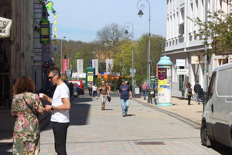 Karlovarské centrum je zase plné lidí. Zahrádky zatím nahrazují výdejní okénka.