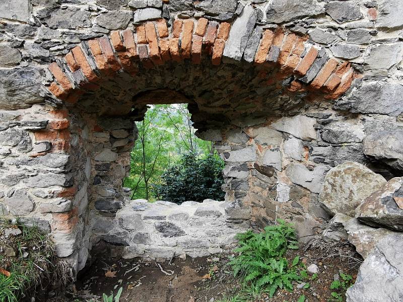 Zřícenina hradu Andělská hora přitahuje lidi už desítky let