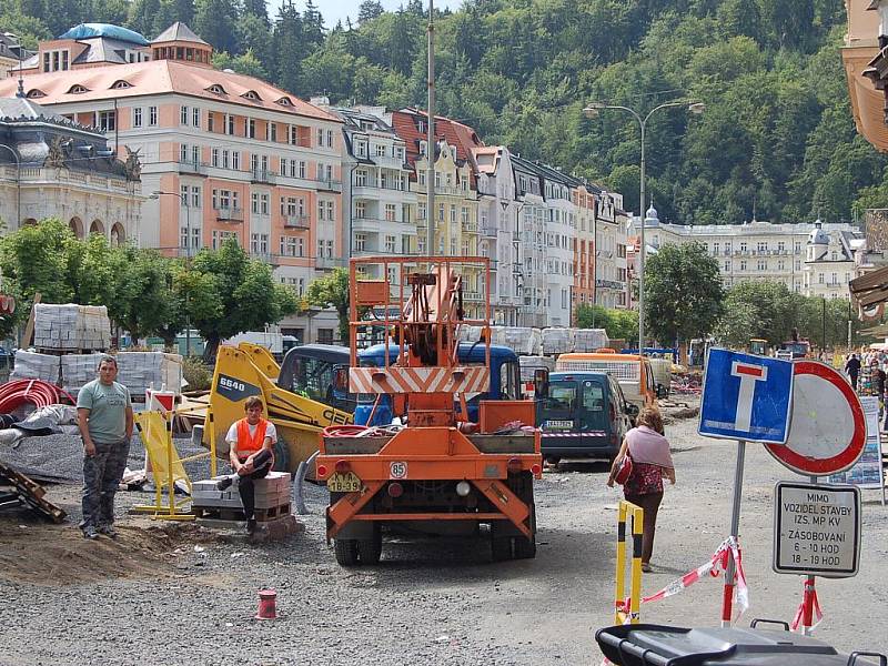 Buď máte pevné nervy a důvěřujete vlastnímu řidičskému umění, nebo do centra lázní nyní nejezděte. V lepším případě zablokujete už tak zkomplikovanou dopravu, v horším zkolabujete vy. Bez potíží staveništěm u Vřídla v žádném případě neprojedete.