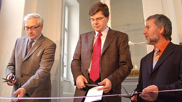 Ministr spravedlnosti Jiří Pospíšil (uprostřed) slavnostně zahájil v Karlových Varech provoz pobočky Krajského soudu Plzeň.