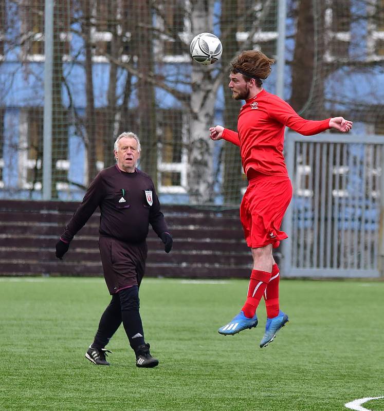 Pila (v červeném) porazila béčko Olympie 2:0, slavila druhou jarní výhru.