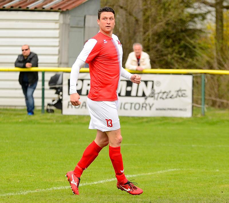 Pohodovou výhru 6:0 brali na svém dvorském stadionu fotbalisté karlovarské Slavie v souboji s Jankovem (v zeleném).