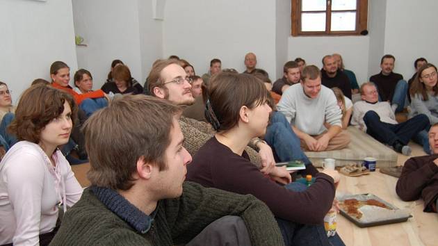 Tradiční přednášková akce s názvem Scholé se opět koná na faře v Holostřevech.