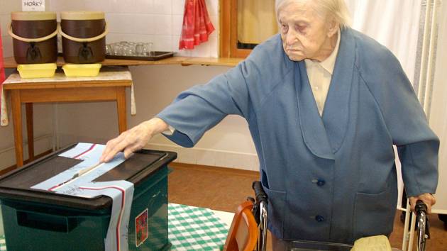 V domově penzionu v Karlových Varech volila Anna Štorkánová, která v březnu oslavíí 101 let