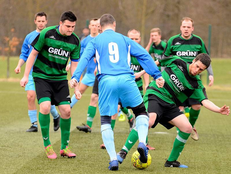 První jarní utkání zvládly Vojkovice (v modrém) vítězně, když Pernink (v pruhovaném) porazily 6:2.