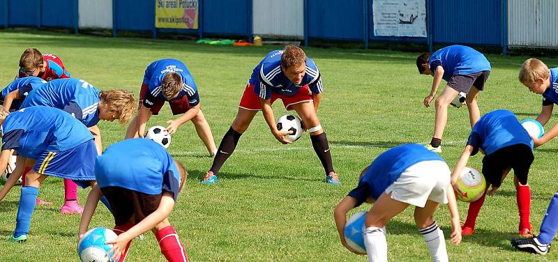 Nejdek žil po celý týden fotbalovým kempem Josefa Hamouze Nejdek – Pět dní. Tak dlouho trval na nejdeckém stadionu premiérový fotbalový kemp Josefa Hamouze, tedy nejdeckého odchovance a například mistra ligy v dresu Slovanu Liberec. Kempu se zúčastnilo ce