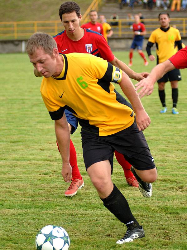 Olympie Březová (ve žluto-černém) si poradila se Soběslaví poměrem 6:1.