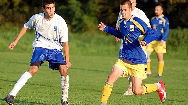 V dalším podzimním kole okresního přeboru si připsala jedenáctka Kolová ( v bílém) na své konto výhru 2:0, když si poradila s výběrem Kyselky (v modrém) v poměru 2:0