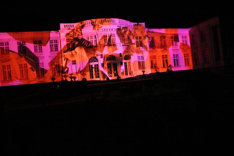 Festival světla VaryZáří, letos na počet 100. výročí vzniku státu.