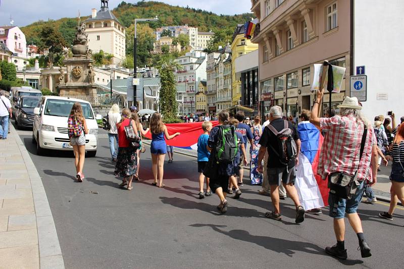 Kolem padesátky lidí se v Karlových Varech zúčastnilo vzpomínkového pochodu centrem lázní k ruskému konzulátu.