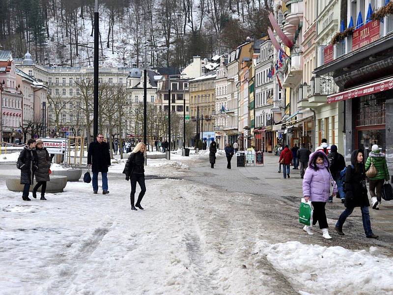 Ulice v lázeňském centru Karlových Varů jsou po oblevě plné zbytků ledu, vody a špinavého sněhu