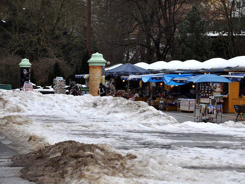 Ulice v lázeňském centru Karlových Varů jsou po oblevě plné zbytků ledu, vody a špinavého sněhu