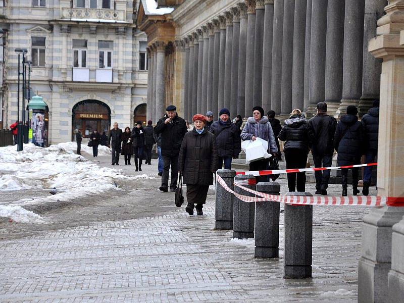 Ulice v lázeňském centru Karlových Varů jsou po oblevě plné zbytků ledu, vody a špinavého sněhu