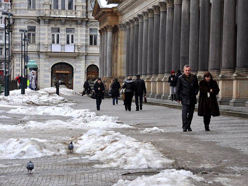 Ulice v lázeňském centru Karlových Varů jsou po oblevě plné zbytků ledu, vody a špinavého sněhu
