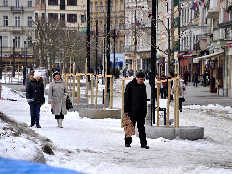 Ulice v lázeňském centru Karlových Varů jsou po oblevě plné zbytků ledu, vody a špinavého sněhu