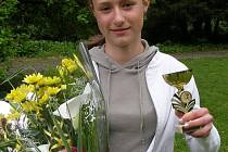 Květiny a pohár za druhé místo v kategorii kadetek si ze třetího závodu Českého poháru XC MTB odnesla jediná v celém závodě startující Karlovaračka Petra Nováková.