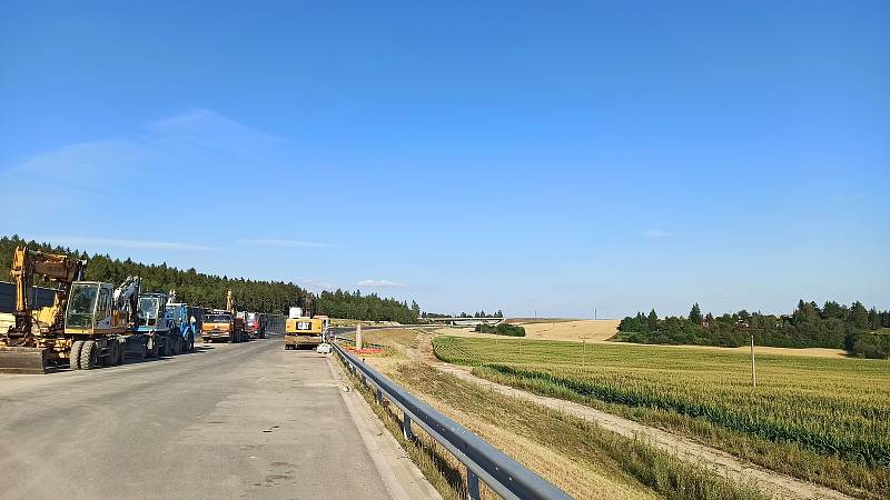 V současné době se pracuje hned na třech úsecích D6, všechny se nacházejí mimo území Karlovarského kraje.