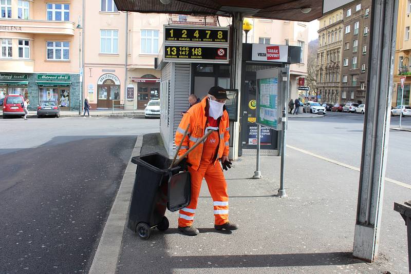 Jen málokdo už vyjde do ulic bez ochrany. Kdo nemá roušky, chrání se šátky či nákrčníky. Řada lidí ale stále vstupuje do autobusů nechráněna.