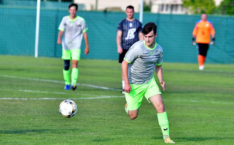 Fotbalová tour v podání hokejistů karlovarské Energie skončila. Energetici ji zakončili porážkou v Sedleci, kde nestačili na tamní výběr, za který nastoupily i dvě fotbalové legendy Tomáš Řepka a Lumír Mistr, kterému po velké bitvě podlehli 1:3.