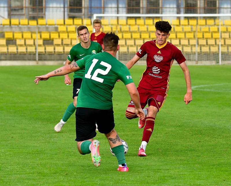 Čtyři branky museli skousnout fotbalisté Baníku Sokolov v duelu s béčkem Dukly Praha na stadionu v Blšanech.