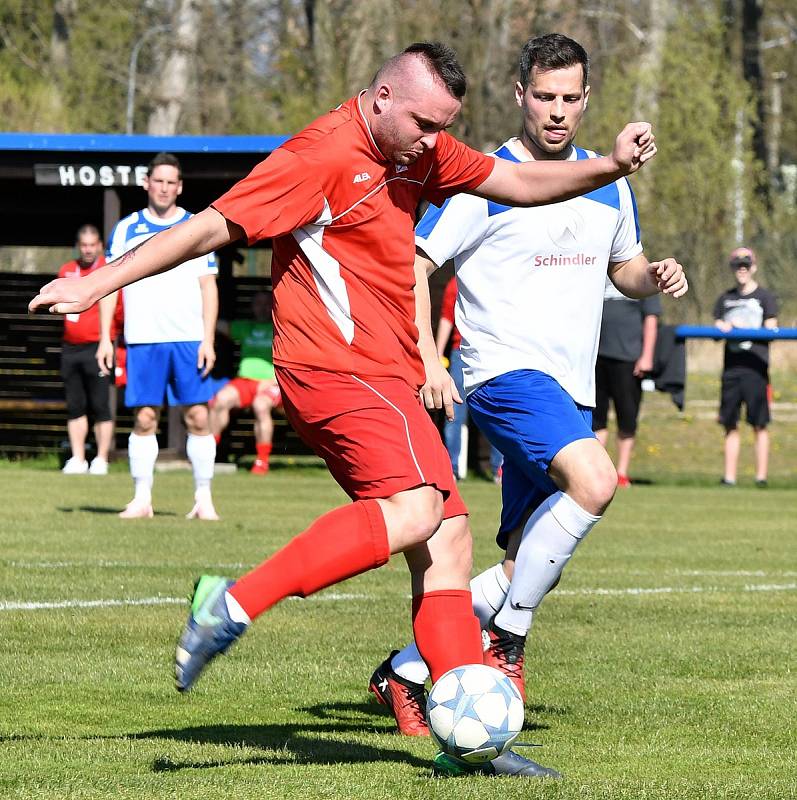 Čtvrtou výhru v řadě za sebou urval Horní Slavkov (v červeném), který tentokrát pokořil jedenáctku Staré Role 3:0.