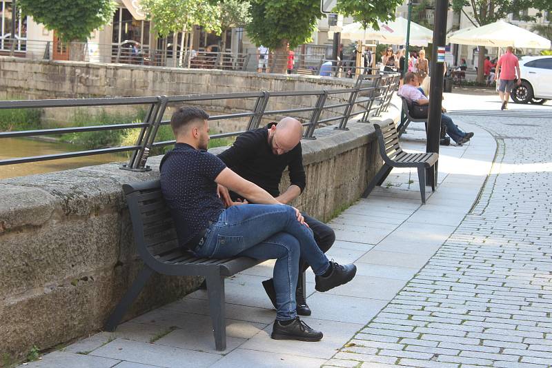 Do ulic v lázeňském území Karlových Varů se pomalu vracejí zahraniční turisté.