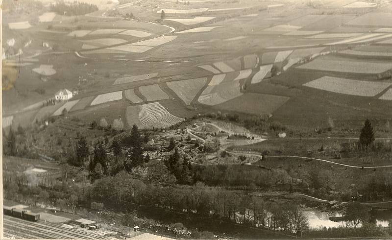 Dobové fotografie Bečovské botanické zahrady.