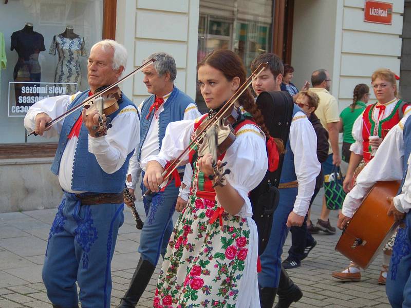 Z Karlovarského folklorního festivalu.