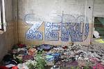Redaktoři Deníku prošli bývalý areál pivovaru. Je plný odpadků, ale i potřeb pro narkomany. V odstavených kamionech bydlí bezdomovci.