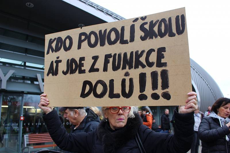 Protestní akce u karlovarského letiště.