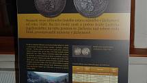 PŘEDNÁŠKA NUMISMATIKA Petra Vorla zcela zaplnila sál Královské mincovny. Mnozí chtěli od profesora a autora několika odborných knih i autogram. Zájem měli návštěvníci i o poutavou výstavu, která doputovala do konce už i do USA či Mexika.