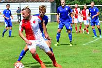 O velké překvapení se postarali hráči varské Slavie v úvodním kole podzimní části Fortuna ČFL, ve kterém udolali na dvorském stadionu favorizované Jirny (v modrém) 1:0.