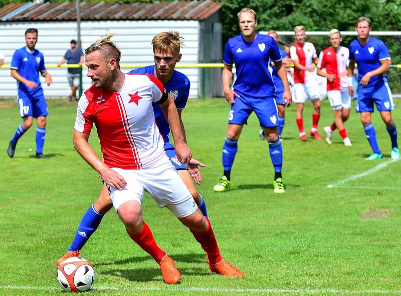 O velké překvapení se postarali hráči varské Slavie v úvodním kole podzimní části Fortuna ČFL, ve kterém udolali na dvorském stadionu favorizované Jirny (v modrém) 1:0.