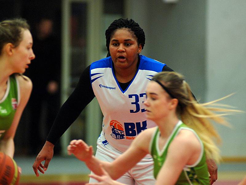 Basketbalistky karlovarské Lokomotivy (v bílém) si doma poradili SBŠ Ostrava v pomaru 71:44.