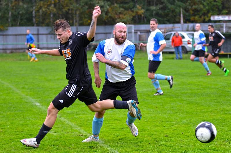 Ve vloženém kole okresního přeboru Sedlec (v černém) nestačil na Vojkovice, kterým podlehl 2:3. V následujícím kole pak urval výhru 3:2 na půdě Verušiček.