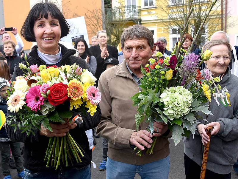 Bouřlivé přivítání připravilo městečko Chyše a jeho obyvatelé pro trenéra Josefa Váňu, žokeje Jana Kratochvíla i koně. Ti slavili v různé podobě úspěch při letošní Velké pardubické. Na setkání se svými hrdiny přišli malí i velcí. Foto: Daniel Seifert