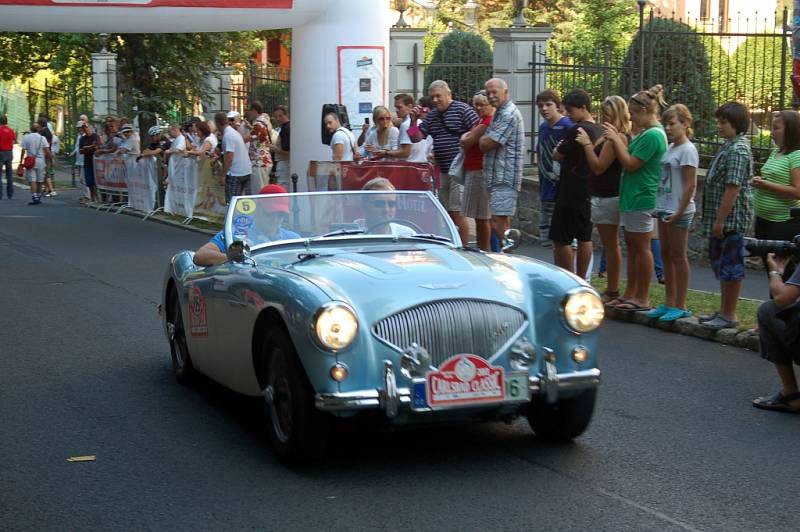 Startu aut přihlížely v sobotu dopoledne v Karlových Varech řady fanoušků.