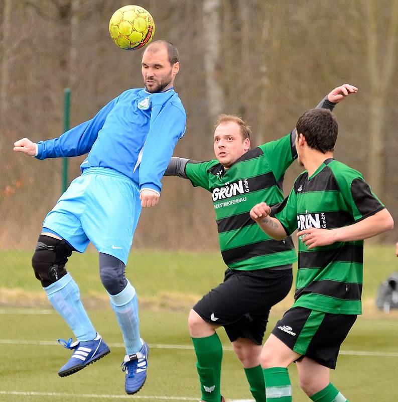 První jarní utkání zvládly Vojkovice (v modrém) vítězně, když Pernink (v pruhovaném) porazily 6:2.