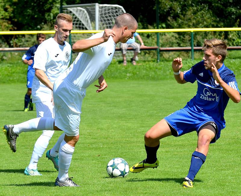 Karlovarská Slavia (v modrém) obstála v generálce, kterou vyhrála 2:0 nad Chomutovem (v bílém).